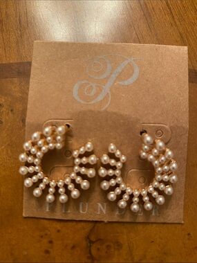 Plunder Pearl Cluster Hoop Earrings in Cream
